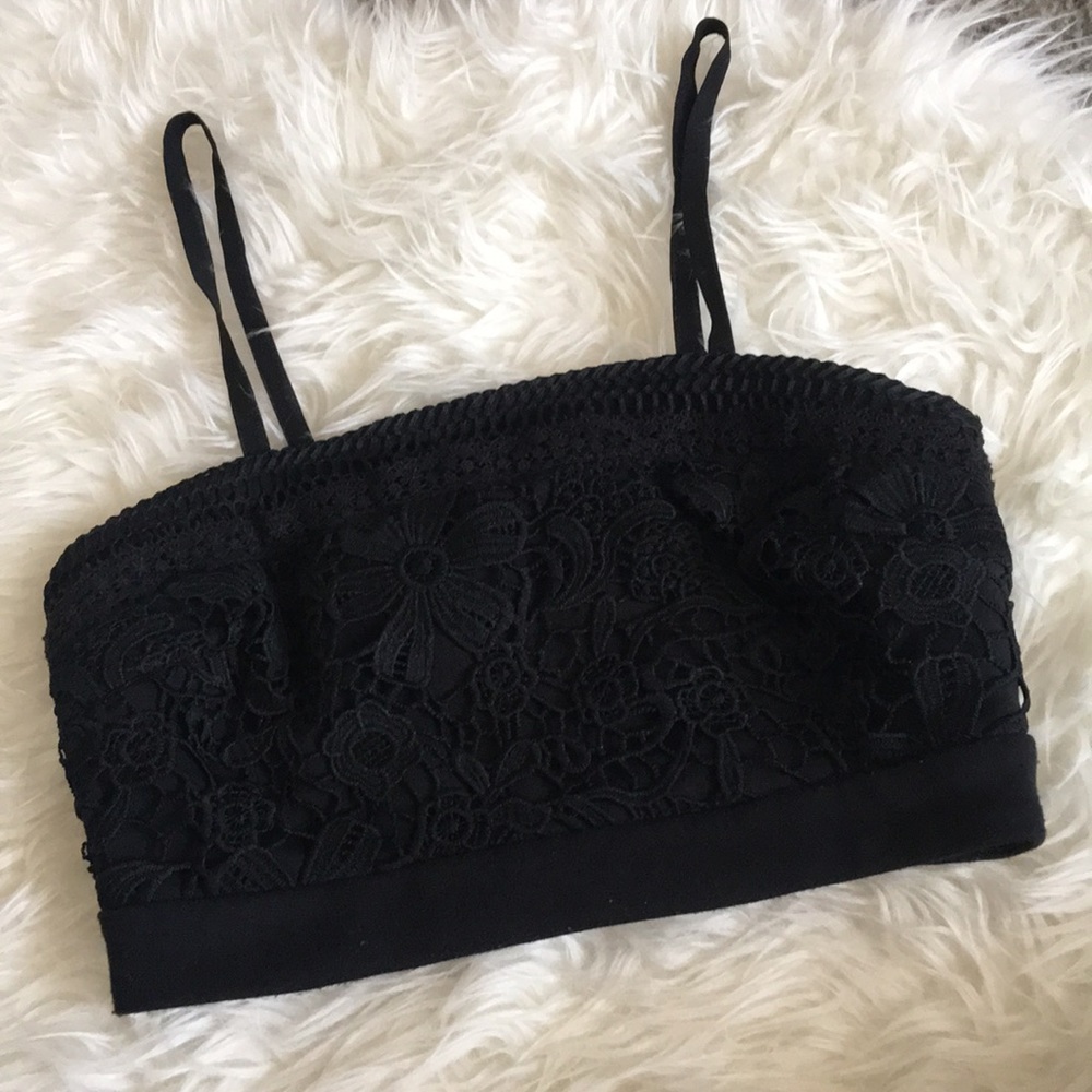 🐰F21 black floral crop top!